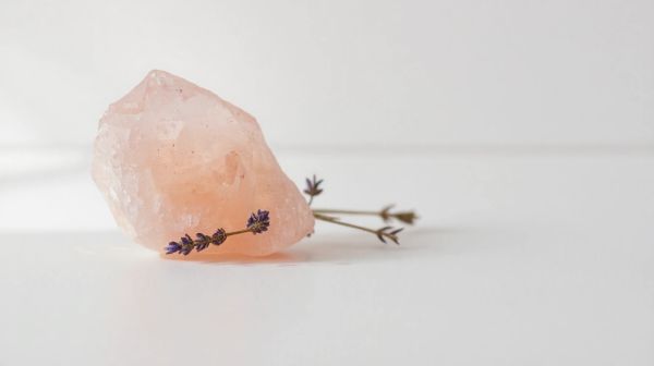 Découvrez 8 avantages étonnants du quartz rose pour votre quotidien
